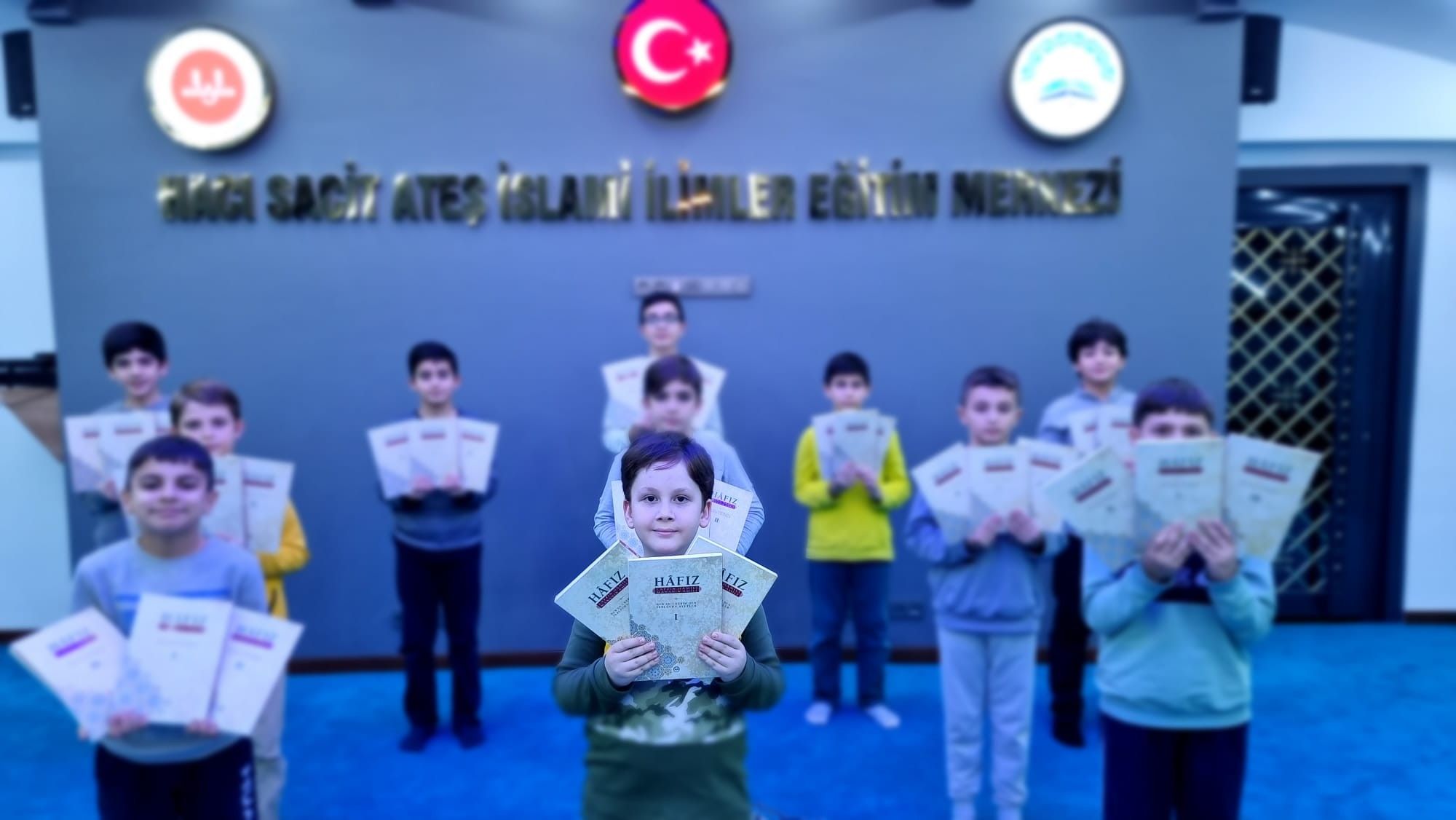 GÖKYÜZÜNÜ YILDIZLAR YERYÜZÜNÜ HAFIZLAR SÜSLER