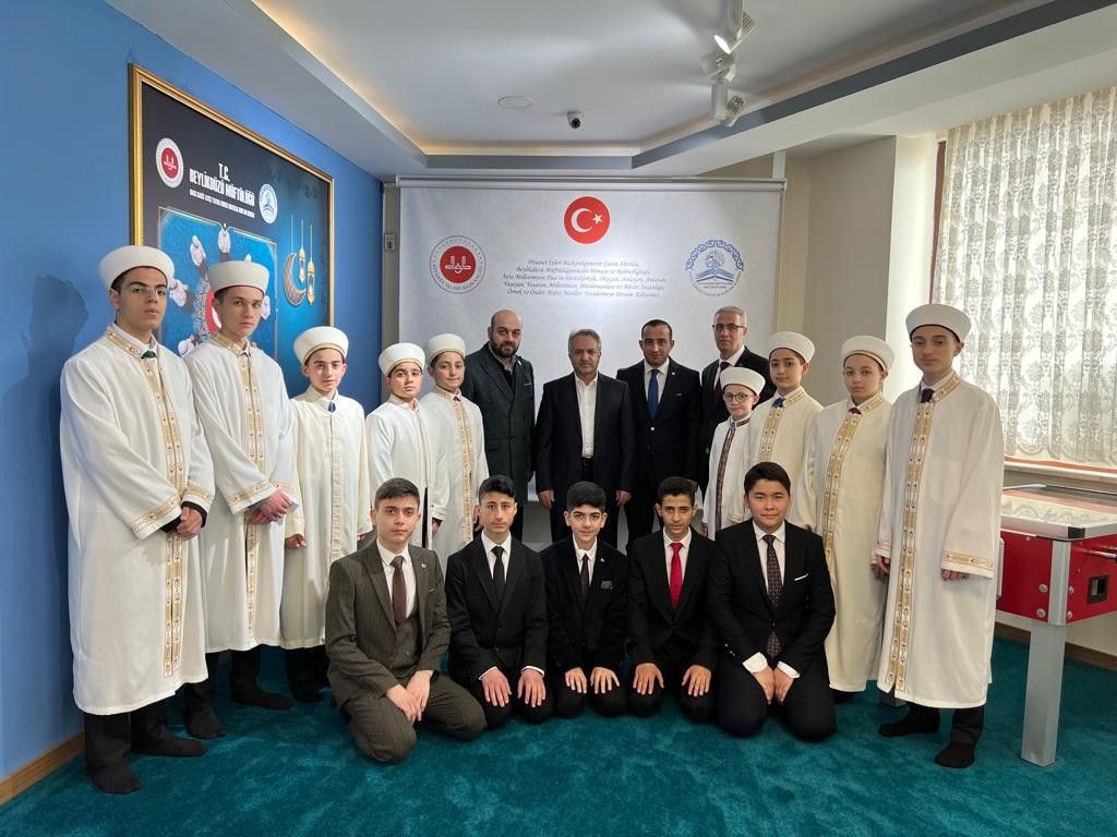 HATİMLE TERAVİH VE MUKABELE PROGRAMI GÖREVLİLERİNE BELGE TAKDİMİ