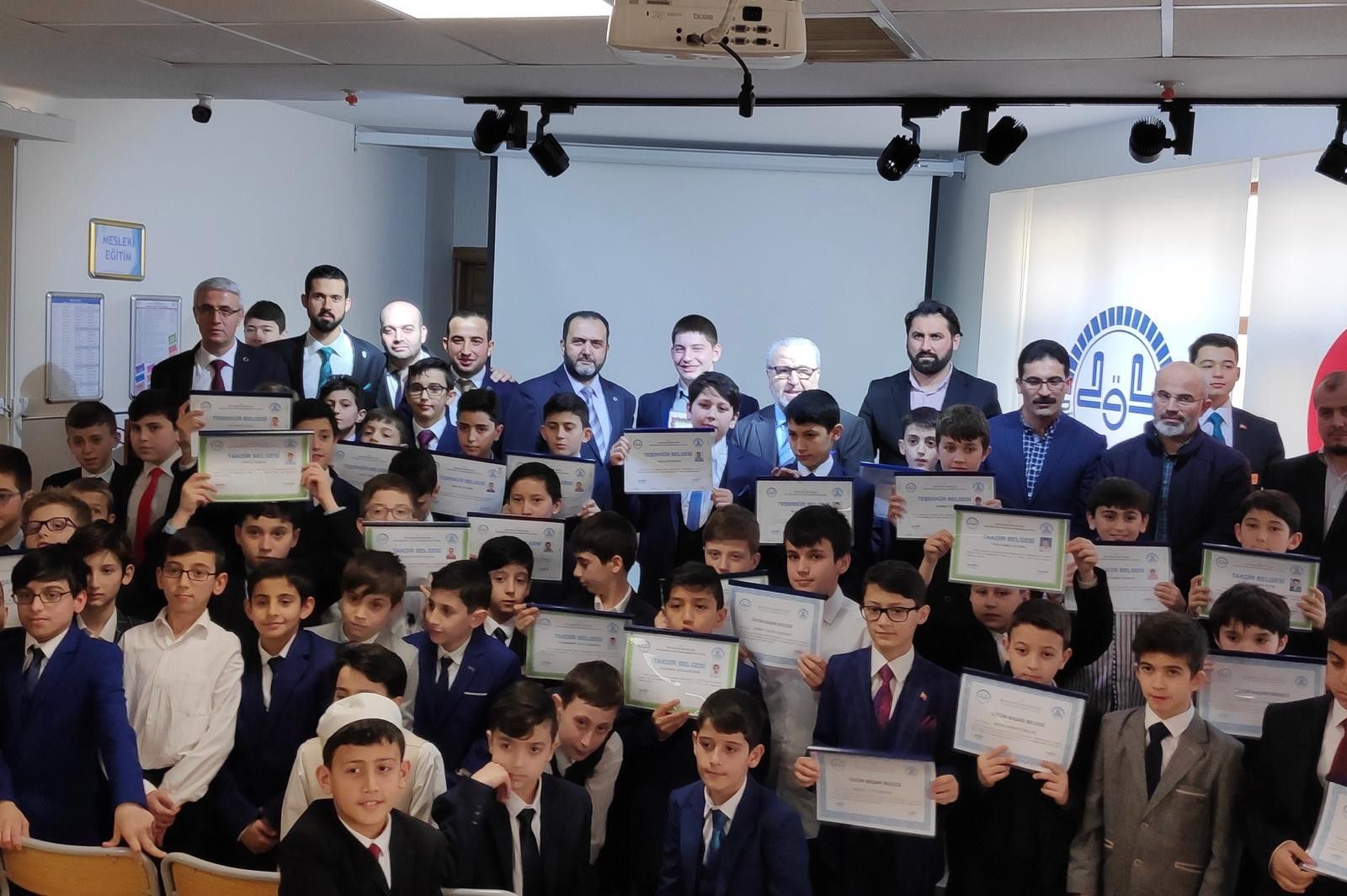 İSLAMA ve İNSANLIĞA HİZMET EDECEK HAFIZ NESİLLER YETİŞİYOR.