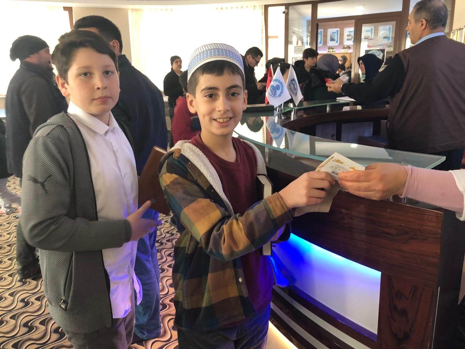 meyve suyu ve kek ikramı