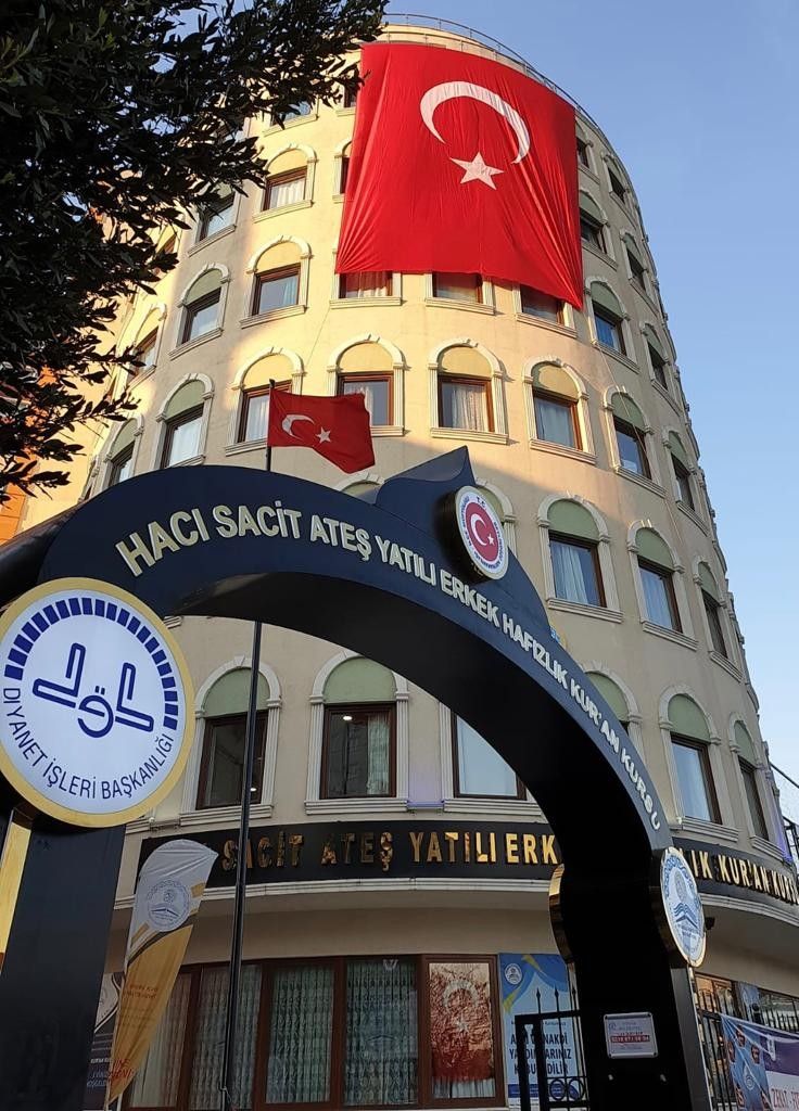 DALGALAN SEN DE ŞAFAKLAR GİBİ EY ŞANLI HİLAL!